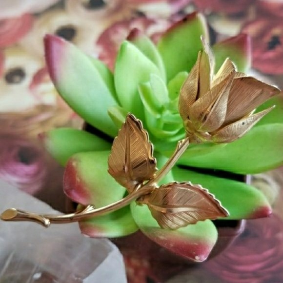 Relisted- vintage Giovanni rose brooch gold tone signed - Picture 2 of 5